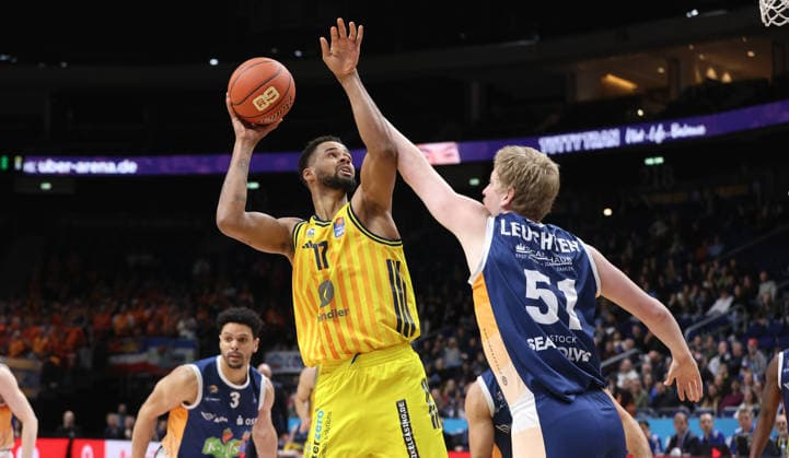 Norris Agbakoko am Ball, Bent Leuchten Zweikampf Spielszene Aktion Basketball BBL Bundesliga Herren 25. Spieltag Saison 2025 2026 20.03.2026 ALBA Berlin vs Rostock Seawolves