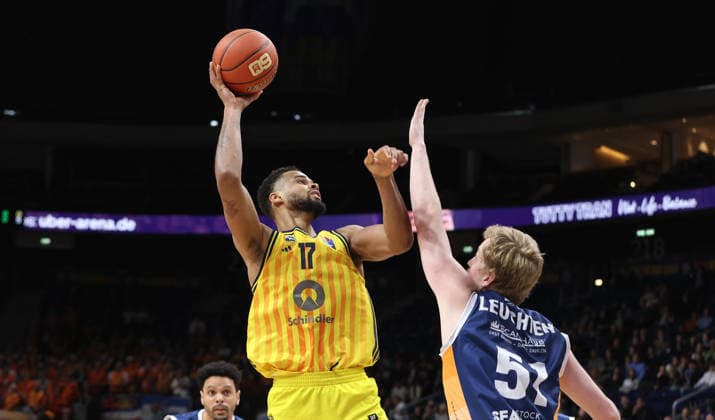 Norris Agbakoko am Ball, Bent Leuchten Zweikampf Spielszene Aktion Basketball BBL Bundesliga Herren 25. Spieltag Saison 2025 2026 20.03.2026 ALBA Berlin vs Rostock Seawolves