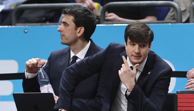 Co Trainer Vladimir Bogojevic, Trainer Pedro Calles unzufrieden Aktion Oberkörper Basketball BBL Bundesliga Herren 25. Spieltag Saison 2025 2026 20.03.2026 ALBA Berlin vs Rostock Seawolves