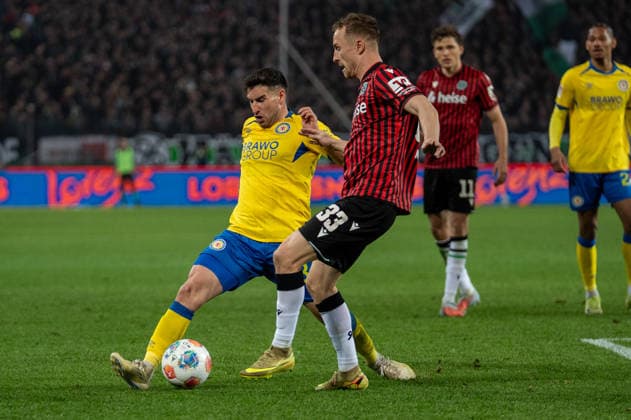 Deutschland: Fussball 2. Bundesliga, 27. Spieltag 2025 2026, Hannover 96 - Eintracht Braunschweig am 20.03. in Hannover (Heinz von Heiden Arena): Maurice Neubauer (Hannover 96 33) Robin Heußer (Eintracht Braunschweig 30)