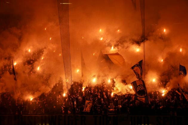 Deutschland: Fussball 2.Bundesliga 2025 2026, 27. Spieltag - Hannover 96 vs Eintracht Braunschweig- Heinz von Heiden Arena Stadion (Hannover): Zuschauer, Fans, Tribüne, Fahne, Transparent, Spruchband, Choreographie, Fanchoreo, Hannover