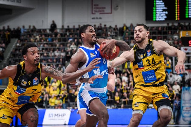 William Christmas (Frankfurt Skyliners, 08) zwischen Elijah Hughes (MHP RIESEN Ludwigsburg, 07), li. und Gavin Schilling (MHP RIESEN Ludwigsburg, 34), re. GER, MHP Riesen Ludwigsburg vs. Skyliners Frankfurt, Basketball Bundesliga, easycredit BBL, 25. Spieltag, Spielzeit 2025 2026, 20.03.2026 GER, MHP Riesen Ludwigsburg vs. Skyliners Frankfurt, Basketball Bundesliga, easycredit BBL, 25. Spieltag, Spielzeit 2025 2026, 20.03.2026 Ludwigsburg Copyright: xSandyxDinkelackerx EP_SDR
