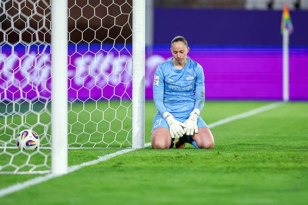 20.03.2026, Fußball, 1. Frauen Bundesliga, SGS Essen - FC Bayern München, Stadion Hafenstraße, Google Pixel Frauenbundesliga, 21. Spieltag, Saison 2025 2026: Luisa Palmen (SGS Essen 21) kniet enttäuscht Enttäuschung nach dem 0:5 auf dem Spielfeld DFB regulations prohibit any use of photographs as image sequences and or quasi-video. Nordrhein-Westfalen Deutschland