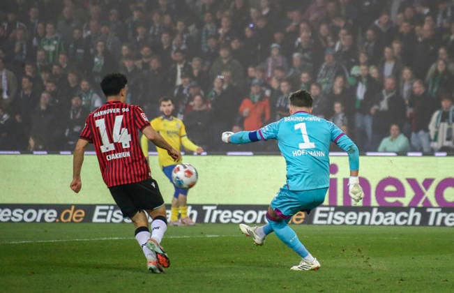 Deutschland: Fussball 2.Bundesliga 2025 2026, 27. Spieltag - Hannover 96 vs Eintracht Braunschweig- Heinz von Heiden Arena Stadion (Hannover): Ron-Thorben Hoffmann (Eintracht Braunschweig, 1) Husseyn Chakroun (Hannover 96, 14) Hannover