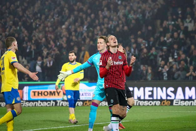 Deutschland: Fussball 2.Bundesliga 2025 2026, 27. Spieltag - Hannover 96 vs Eintracht Braunschweig- Heinz von Heiden Arena Stadion (Hannover): Stefan Teitur ÃžorÃ°arson Stefan Teitur Thordarson (Hannover 96, 23) Ron-Thorben Hoffmann (Eintracht Braunschweig, 1) Hannover
