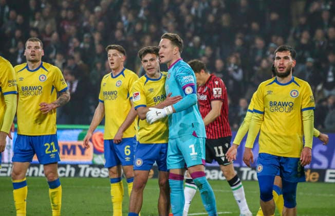 Deutschland: Fussball 2.Bundesliga 2025 2026, 27. Spieltag - Hannover 96 vs Eintracht Braunschweig- Heinz von Heiden Arena Stadion (Hannover): Ron-Thorben Hoffmann (Eintracht Braunschweig, 1) Andi Hoti (Eintracht Braunschweig, 4) Florian Flick (Eintracht Braunschweig, 6) Hannover