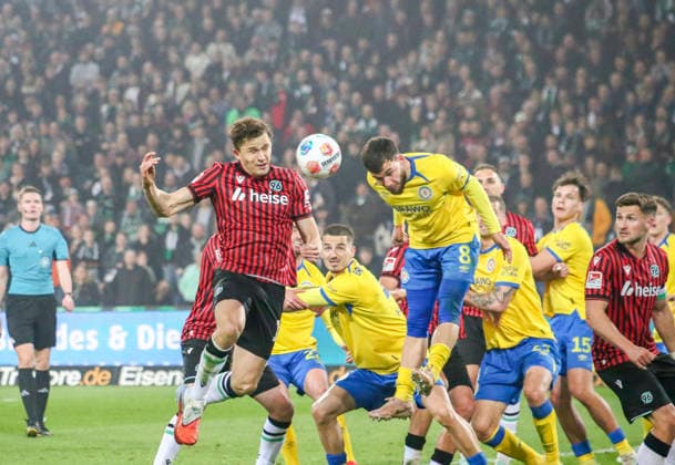 Deutschland: Fussball 2.Bundesliga 2025 2026, 27. Spieltag - Hannover 96 vs Eintracht Braunschweig- Heinz von Heiden Arena Stadion (Hannover): Mehmet AydÄ±n (Eintracht Braunschweig, 8) Benedikt Pichler (Hannover 96, 11) Hannover