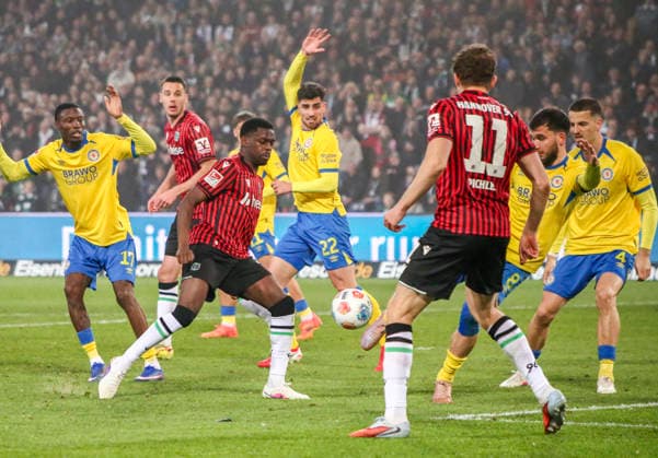 Deutschland: Fussball 2.Bundesliga 2025 2026, 27. Spieltag - Hannover 96 vs Eintracht Braunschweig- Heinz von Heiden Arena Stadion (Hannover): Torchance NoÃ«l AsÃ ko Noel Aseko (Hannover 96, 15) Mehmet AydÄ±n (Eintracht Braunschweig, 8) Hannover