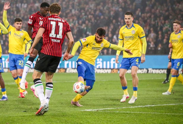 Deutschland: Fussball 2.Bundesliga 2025 2026, 27. Spieltag - Hannover 96 vs Eintracht Braunschweig- Heinz von Heiden Arena Stadion (Hannover): Torchance NoÃ«l AsÃ ko Noel Aseko (Hannover 96, 15) Mehmet AydÄ±n (Eintracht Braunschweig, 8) Hannover