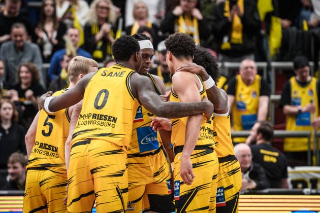 Keeshawn Kellman (MHP RIESEN Ludwigsburg, 32) mit Team, Teamkreis, Teamspirit GER, MHP Riesen Ludwigsburg vs. Skyliners Frankfurt, Basketball Bundesliga, easycredit BBL, 25. Spieltag, Spielzeit 2025 2026, 20.03.2026 GER, MHP Riesen Ludwigsburg vs. Skyliners Frankfurt, Basketball Bundesliga, easycredit BBL, 25. Spieltag, Spielzeit 2025 2026, 20.03.2026 Ludwigsburg Copyright: xSandyxDinkelackerx EP_SDR
