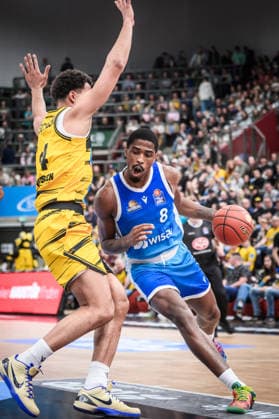 William Christmas (Frankfurt Skyliners, 08) vs.Brandon Tischler (MHP RIESEN Ludwigsburg, 24) GER, MHP Riesen Ludwigsburg vs. Skyliners Frankfurt, Basketball Bundesliga, easycredit BBL, 25. Spieltag, Spielzeit 2025 2026, 20.03.2026 GER, MHP Riesen Ludwigsburg vs. Skyliners Frankfurt, Basketball Bundesliga, easycredit BBL, 25. Spieltag, Spielzeit 2025 2026, 20.03.2026 Ludwigsburg Copyright: xSandyxDinkelackerx EP_SDR
