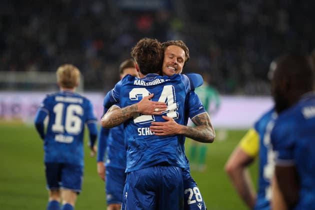 Marcel Franke (Karlsruher SC, 28) jubelt mit Fabian Schleusener (Karlsruher SC, 24) dem Torschuetzen zum 3:1, Karlsruher SC vs. SpVgg Greuther Fuerth, 2. Bundesliga, 27. Spieltag, 2025 2026, 20.03.2026, DFL REGULATIONS PROHIBIT ANY USE OF PHOTOGRAPHS AS IMAGE SEQUENCES AND OR QUASI-VIDEO, Karlsruher SC vs. SpVgg Greuther Fuerth, 2. Bundesliga, 27. Spieltag, 2025 2026, 20.03.2026 Karlsruhe