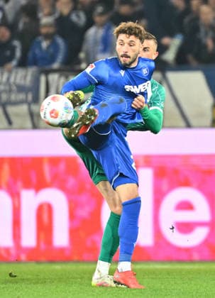 20.03.2026 - Fussball - Saison 2025 2026 - 2. Fussball - Bundesliga - 27. Spieltag: Karlsruher SC KSC Karlsruhe - SpVgg Greuther Fürth SGF ( Kleeblatt ) - Sportfoto Zink MeZi - xmexzix - DFL regulations prohibit any use of photographs as image sequences and or quasi-video - only for editorial use - Fabian Schleusener (24, Karlsruher SC KSC ) vor Philipp Ziereis (4, SpVgg Greuther Fürth )
