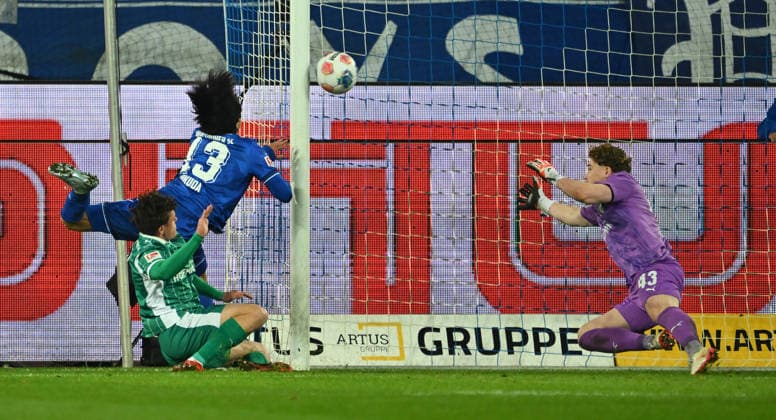 20.03.2026 - Fussball - Saison 2025 2026 - 2. Fussball - Bundesliga - 27. Spieltag: Karlsruher SC KSC Karlsruhe - SpVgg Greuther Fürth SGF ( Kleeblatt ) - Sportfoto Zink - xwoxzix - DFL regulations prohibit any use of photographs as image sequences and or quasi-video - only for editorial use - Shio Fukuda (13, Karlsruher SC KSC ) erzielt Treffer Tor Torschuß zum 2:1 gegen Lukas Reich (2, SpVgg Greuther Fürth ) Silas Prüfrock (43, SpVgg Greuther Fürth )