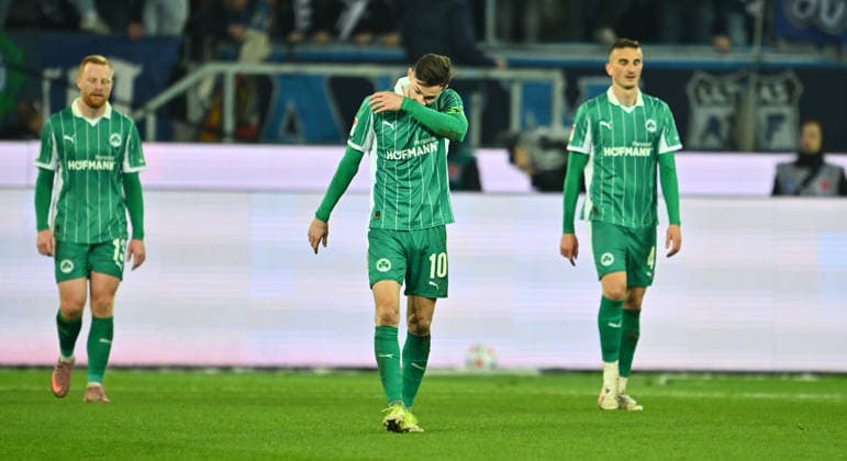 20.03.2026 - Fussball - Saison 2025 2026 - 2. Fussball - Bundesliga - 27. Spieltag: Karlsruher SC KSC Karlsruhe - SpVgg Greuther Fürth SGF ( Kleeblatt ) - Sportfoto Zink - xwoxzix - DFL regulations prohibit any use of photographs as image sequences and or quasi-video - only for editorial use - Branimir Hrgota (10, SpVgg Greuther Fürth ) enttäuscht Enttäuschung