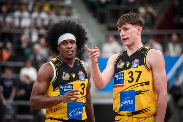 Stefan Smith (MHP RIESEN Ludwigsburg, 03) mit Julis Baumer (MHP RIESEN Ludwigsburg, 37) GER, MHP Riesen Ludwigsburg vs. Skyliners Frankfurt, Basketball Bundesliga, easycredit BBL, 25. Spieltag, Spielzeit 2025 2026, 20.03.2026 GER, MHP Riesen Ludwigsburg vs. Skyliners Frankfurt, Basketball Bundesliga, easycredit BBL, 25. Spieltag, Spielzeit 2025 2026, 20.03.2026 Ludwigsburg Copyright: xSandyxDinkelackerx EP_SDR