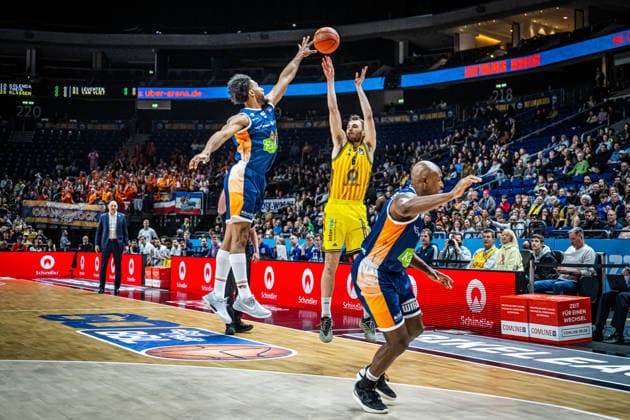 Basketball Berlin 20.03.2026 Saison 2025 2026 EasyCredit BBL 1. Bundesliga Männer, Herren Alba Berlin - Rostock Seawolves Malte Delow (Alba Berlin, No.06) D Shawn Schwartz (Rostock, No.05)