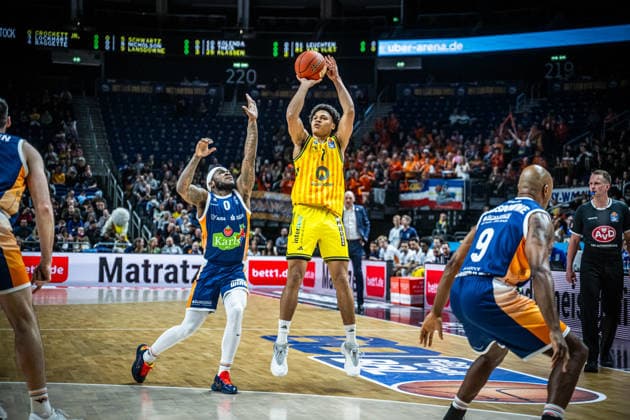 Basketball Berlin 20.03.2026 Saison 2025 2026 EasyCredit BBL 1. Bundesliga Männer, Herren Alba Berlin - Rostock Seawolves Jack Kayil (Alba Berlin, No.07) TJ Crockett (Rostock, No.00)