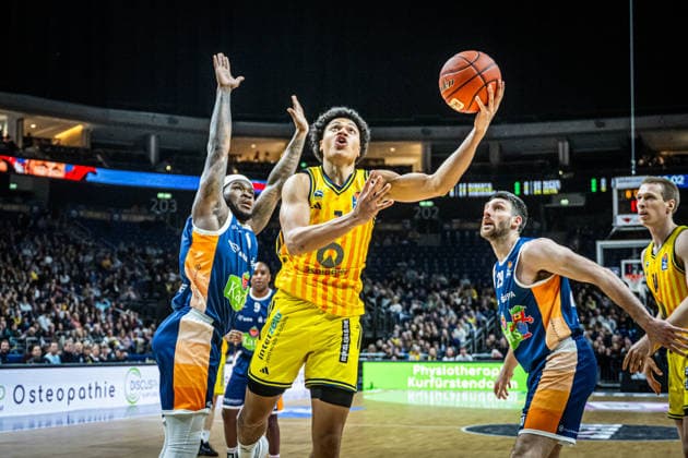 Basketball Berlin 20.03.2026 Saison 2025 2026 EasyCredit BBL 1. Bundesliga Männer, Herren Alba Berlin - Rostock Seawolves Jack Kayil (Alba Berlin, No.07) TJ Crockett (Rostock, No.00)
