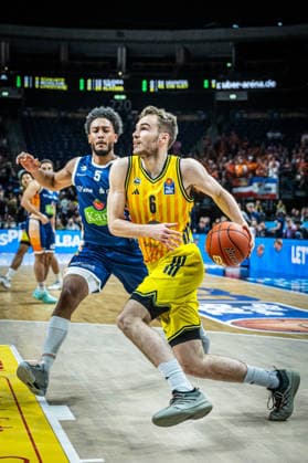 Basketball Berlin 20.03.2026 Saison 2025 2026 EasyCredit BBL 1. Bundesliga Männer, Herren Alba Berlin - Rostock Seawolves Malte Delow (Alba Berlin, No.06) D Shawn Schwartz (Rostock, No.05)