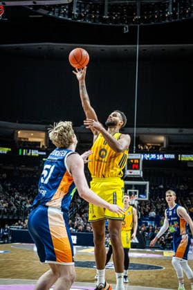 Basketball Berlin 20.03.2026 Saison 2025 2026 EasyCredit BBL 1. Bundesliga Männer, Herren Alba Berlin - Rostock Seawolves Norris Agbakoko (Alba Berlin, No.17) Bent Leuchten (Rostock, No.51)