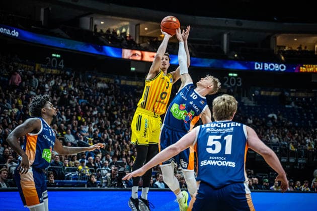 Basketball Berlin 20.03.2026 Saison 2025 2026 EasyCredit BBL 1. Bundesliga Männer, Herren Alba Berlin - Rostock Seawolves Alex O Connell (Alba Berlin, No.03) Lukasz Kolenda (Rostock, No.10)