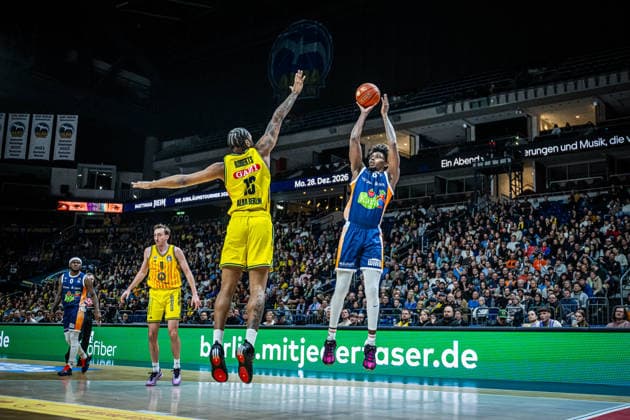 Basketball Berlin 20.03.2026 Saison 2025 2026 EasyCredit BBL 1. Bundesliga Männer, Herren Alba Berlin - Rostock Seawolves Kassim Nicholson (Rostock, No.08) J wan Roberts (Alba Berlin, No.13)