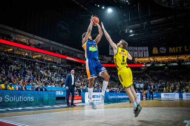 Basketball Berlin 20.03.2026 Saison 2025 2026 EasyCredit BBL 1. Bundesliga Männer, Herren Alba Berlin - Rostock Seawolves D Shawn Schwartz (Rostock, No.05) Malte Delow (Alba Berlin, No.06)