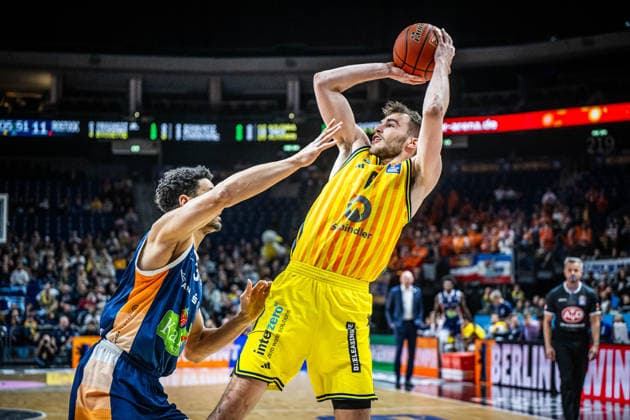 Basketball Berlin 20.03.2026 Saison 2025 2026 EasyCredit BBL 1. Bundesliga Männer, Herren Alba Berlin - Rostock Seawolves Malte Delow (Alba Berlin, No.06) Dominic Lockhart (Rostock, No.03)