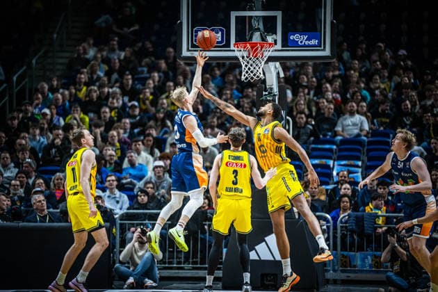 Basketball Berlin 20.03.2026 Saison 2025 2026 EasyCredit BBL 1. Bundesliga Männer, Herren Alba Berlin - Rostock Seawolves Lukasz Kolenda (Rostock, No.10) Norris Agbakoko (Alba Berlin, No.17)