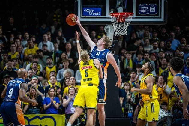 Basketball Berlin 20.03.2026 Saison 2025 2026 EasyCredit BBL 1. Bundesliga Männer, Herren Alba Berlin - Rostock Seawolves Bent Leuchten (Rostock, No.51) Sam Griesel (Alba Berlin, No.05)