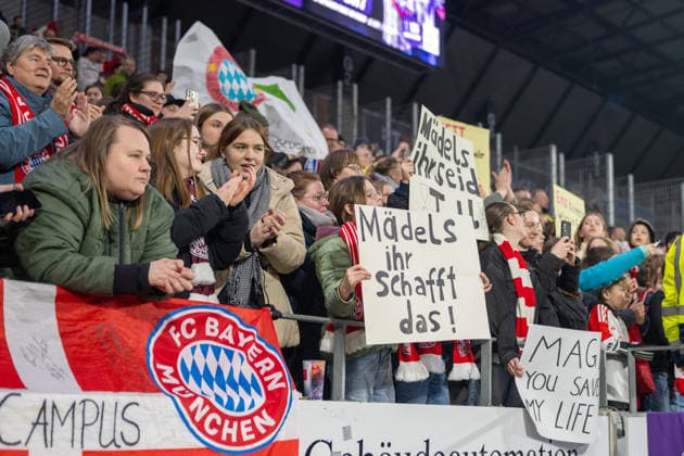 Die Fans der Muemchnerinnen jubeln mit ihrer Mannschaft. SGS Essen vs. FC Bayern Muenchen, Fussball, Frauen Bundesliga, 21. Spieltag, Saison 2025 2026, 20.03.2026 DFL DFB Regulations prohibit any use of Photographs as image sequences and or Quasivideo SGS Essen vs. FC Bayern Muenchen, Fussball, Frauen Bundesliga, 21. Spieltag, Saison 2025 2026, 20.03.2026 Essen Copyright: xEibner-Pressefoto ThomasxHaeslerx EP_THR