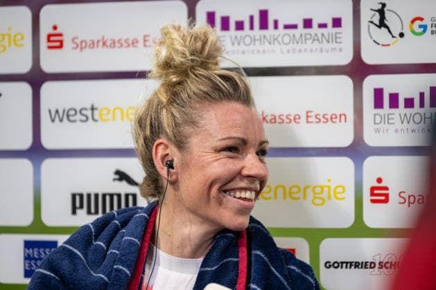 Linda Dallmann (FC Bayern Muenchen, 10) ist gut gelaunt beim Interview. SGS Essen vs. FC Bayern Muenchen, Fussball, Frauen Bundesliga, 21. Spieltag, Saison 2025 2026, 20.03.2026 DFL DFB Regulations prohibit any use of Photographs as image sequences and or Quasivideo SGS Essen vs. FC Bayern Muenchen, Fussball, Frauen Bundesliga, 21. Spieltag, Saison 2025 2026, 20.03.2026 Essen Copyright: xEibner-Pressefoto ThomasxHaeslerx EP_THR