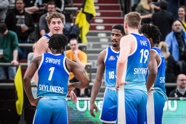 Jacob Holt (Frankfurt Skyliners, 10), William Christmas (Frankfurt Skyliners, 08), Mitte und Team der Skyliners Frankfurt - Teamkreis - sichtlich unzufrieden mit erster Halbzeit GER, MHP Riesen Ludwigsburg vs. Skyliners Frankfurt, Basketball Bundesliga, easycredit BBL, 25. Spieltag, Spielzeit 2025 2026, 20.03.2026 GER, MHP Riesen Ludwigsburg vs. Skyliners Frankfurt, Basketball Bundesliga, easycredit BBL, 25. Spieltag, Spielzeit 2025 2026, 20.03.2026 Ludwigsburg Copyright: xSandyxDinkelackerx EP_SDR