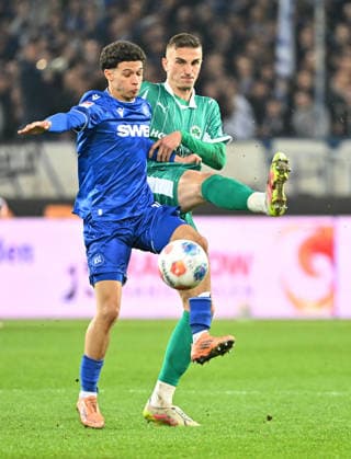 20.03.2026 - Fussball - Saison 2025 2026 - 2. Fussball - Bundesliga - 27. Spieltag: Karlsruher SC KSC Karlsruhe - SpVgg Greuther Fürth SGF ( Kleeblatt ) - Sportfoto Zink MeZi - xmexzix - DFL regulations prohibit any use of photographs as image sequences and or quasi-video - only for editorial use - Louey Ben Farhat (19, Karlsruher SC KSC ) Philipp Ziereis (4, SpVgg Greuther Fürth, rechts )
