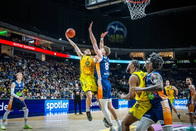 Basketball Berlin 20.03.2026 Saison 2025 2026 EasyCredit BBL 1. Bundesliga Männer, Herren Alba Berlin - Rostock Seawolves Malte Delow (Alba Berlin, No.06) Andy van Vliet (Rostock, No.81)
