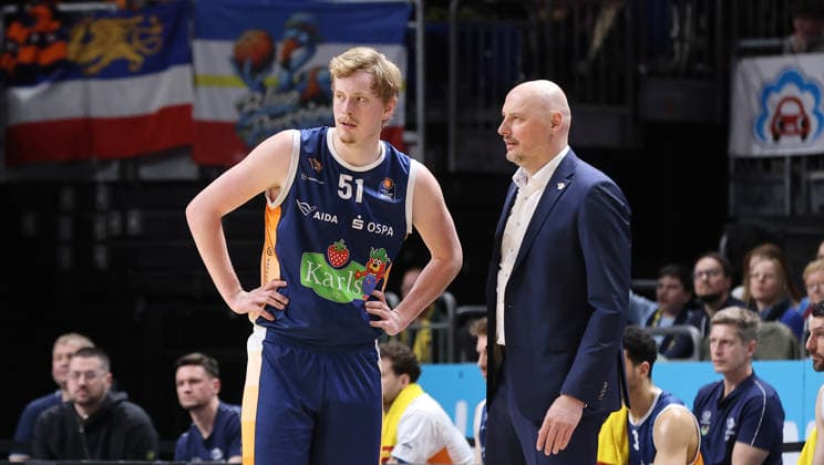 Trainer Przemyslw Frasunkiewicz redet mit Bent Leuchten Aktion Oberkörper Basketball BBL Bundesliga Herren 25. Spieltag Saison 2025 2026 20.03.2026 ALBA Berlin vs Rostock Seawolves