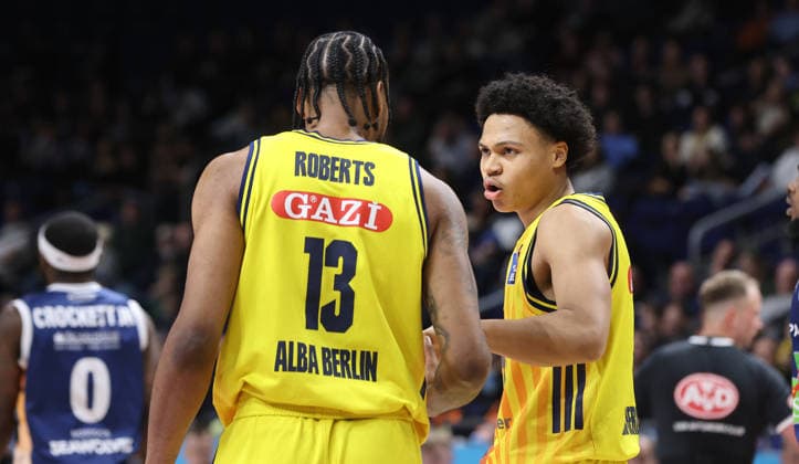re. Jack Kayil redet mit J Wan Roberts Aktion Oberkörper Basketball BBL Bundesliga Herren 25. Spieltag Saison 2025 2026 20.03.2026 ALBA Berlin vs Rostock Seawolves