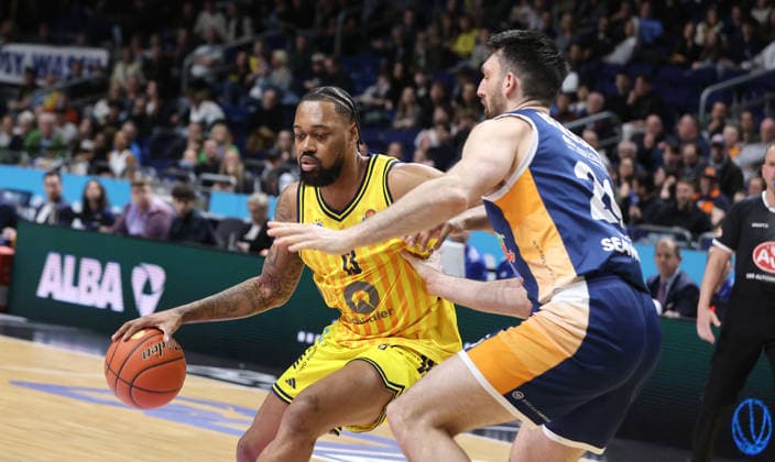 J Wan Roberts am Ball, Owen Klassen Zweikampf Spielszene Aktion Basketball BBL Bundesliga Herren 25. Spieltag Saison 2025 2026 20.03.2026 ALBA Berlin vs Rostock Seawolves
