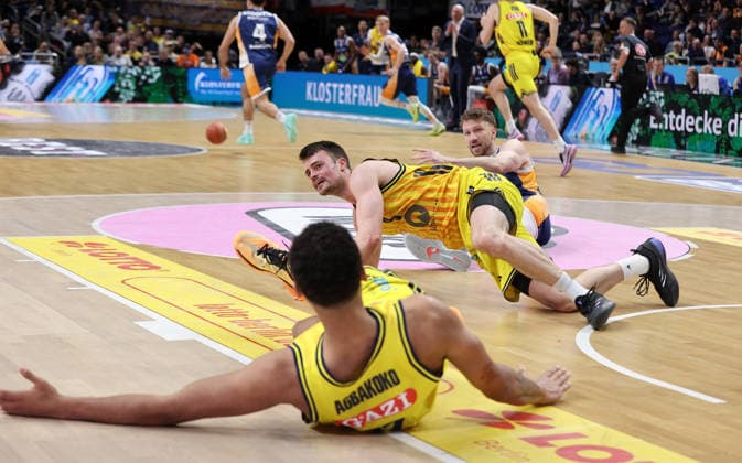Norris Agbakoko, Jonas Mattisseck am Boden nach Zweikampf Basketball BBL Bundesliga Herren 25. Spieltag Saison 2025 2026 20.03.2026 ALBA Berlin vs Rostock Seawolves
