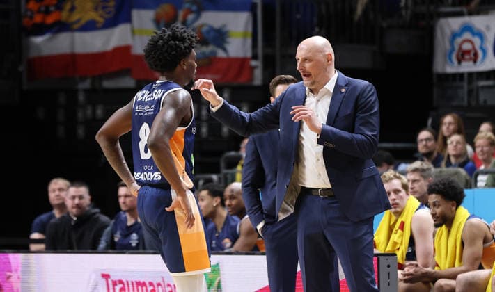 Trainer Przemyslw Frasunkiewicz redet mit Kassim Nicholson Aktion Oberkörper Basketball BBL Bundesliga Herren 25. Spieltag Saison 2025 2026 20.03.2026 ALBA Berlin vs Rostock Seawolves