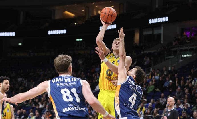 Andy van Vliet, Sam Griesel am Ball, Elia Baggette Zweikampf Spielszene Aktion Basketball BBL Bundesliga Herren 25. Spieltag Saison 2025 2026 20.03.2026 ALBA Berlin vs Rostock Seawolves