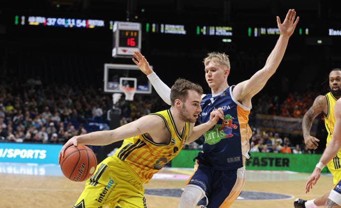 Malte Delow am Ball, Lukasz Kolenda Zweikampf Spielszene Aktion Basketball BBL Bundesliga Herren 25. Spieltag Saison 2025 2026 20.03.2026 ALBA Berlin vs Rostock Seawolves