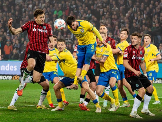 Mehmet Aydin (Eintracht Braunschweig, 08) im Kopfballduell gegen Benedikt Pichler (Hannover 96, 11) Hannover 96 vs. Eintracht Braunschweig, Fussball, 2. Bundesliga, 27. Spieltag, Saison 2025 2026, 20.03.2026 DFL REGULATIONS PROHIBIT ANY USE OF PHOTOGRAPHS AS IMAGE SEQUENCES AND OR QUASI-VIDEO, Hannover 96 vs. Eintracht Braunschweig, Fussball, 2. Bundesliga, 27. Spieltag, Saison 2025 2026, 20.03.2026 Hannover