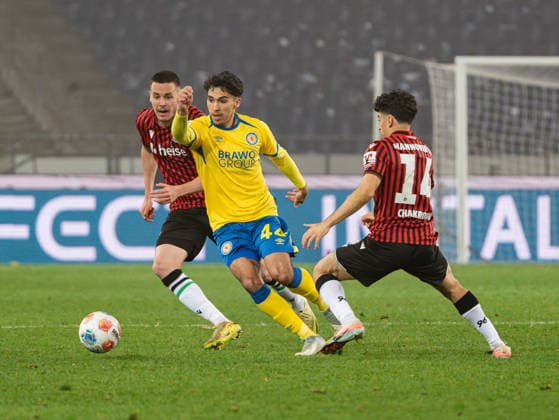 Johan Gomez (Eintracht Braunschweig, 44) im Zweikampf gegen Husseyn Chakroun (Hannover 96, 14) Hannover 96 vs. Eintracht Braunschweig, Fussball, 2. Bundesliga, 27. Spieltag, Saison 2025 2026, 20.03.2026 DFL REGULATIONS PROHIBIT ANY USE OF PHOTOGRAPHS AS IMAGE SEQUENCES AND OR QUASI-VIDEO, Hannover 96 vs. Eintracht Braunschweig, Fussball, 2. Bundesliga, 27. Spieltag, Saison 2025 2026, 20.03.2026 Hannover