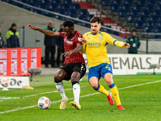 Mustapha Bundu (Hannover 96, 07) im Zweikampf gegen Fabio Di Michele Sanchez (Eintracht Braunschweig, 22) Hannover 96 vs. Eintracht Braunschweig, Fussball, 2. Bundesliga, 27. Spieltag, Saison 2025 2026, 20.03.2026 DFL REGULATIONS PROHIBIT ANY USE OF PHOTOGRAPHS AS IMAGE SEQUENCES AND OR QUASI-VIDEO, Hannover 96 vs. Eintracht Braunschweig, Fussball, 2. Bundesliga, 27. Spieltag, Saison 2025 2026, 20.03.2026 Hannover