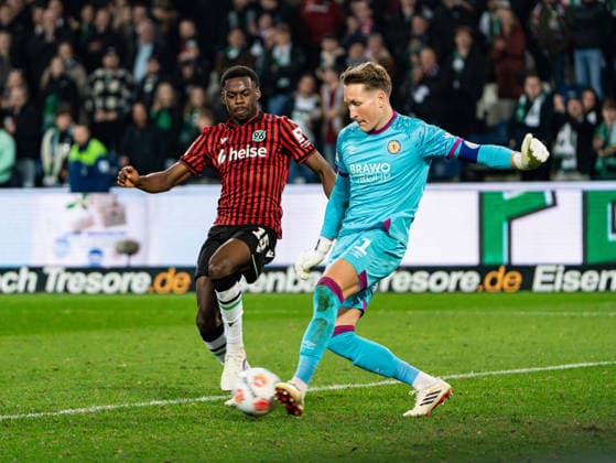Noel Aseko Nkili (Hannover 96, 15) im Zweikampf gegen Ron-Thorben Hoffmann (Eintracht Braunschweig, 01) Hannover 96 vs. Eintracht Braunschweig, Fussball, 2. Bundesliga, 27. Spieltag, Saison 2025 2026, 20.03.2026 DFL REGULATIONS PROHIBIT ANY USE OF PHOTOGRAPHS AS IMAGE SEQUENCES AND OR QUASI-VIDEO, Hannover 96 vs. Eintracht Braunschweig, Fussball, 2. Bundesliga, 27. Spieltag, Saison 2025 2026, 20.03.2026 Hannover