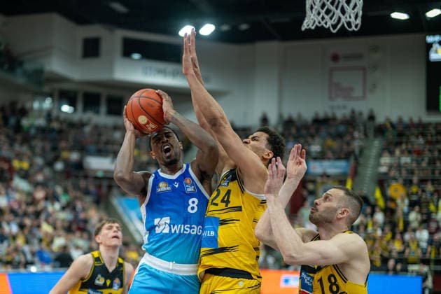 Julis Baumer (MHP RIESEN Ludwigsburg, 37), William Christmas (Frankfurt Skyliners, 08), Brandon Tischler (MHP RIESEN Ludwigsburg, 24), Jonas Wohlfarth-Bottermann (MHP RIESEN Ludwigsburg, 18), GER, MHP Riesen vs. Skyliners Frankfurt, Basketball Bundesliga, easycredit BBL, 25. Spieltag, Spielzeit 2025 2026, 20.03.2026, GER, MHP Riesen vs. Skyliners Frankfurt, Basketball Bundesliga, easycredit BBL, 25. Spieltag, Spielzeit 2025 2026, 20.03.2026 Ludwigsburg Copyright: xEibner-Pressefoto SaschaxWaltherx EP_EER