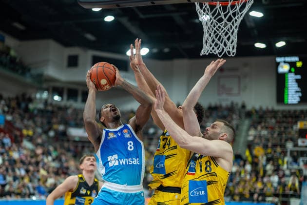 Julis Baumer (MHP RIESEN Ludwigsburg, 37), William Christmas (Frankfurt Skyliners, 08), Brandon Tischler (MHP RIESEN Ludwigsburg, 24), Jonas Wohlfarth-Bottermann (MHP RIESEN Ludwigsburg, 18), GER, MHP Riesen vs. Skyliners Frankfurt, Basketball Bundesliga, easycredit BBL, 25. Spieltag, Spielzeit 2025 2026, 20.03.2026, GER, MHP Riesen vs. Skyliners Frankfurt, Basketball Bundesliga, easycredit BBL, 25. Spieltag, Spielzeit 2025 2026, 20.03.2026 Ludwigsburg Copyright: xEibner-Pressefoto SaschaxWaltherx EP_EER