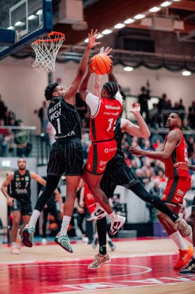 BB-2BL SBB Baskets - Tigers Tuebingen Daivien Latrell Williamson (SBB Baskets), Bernard Joel Pelote III (Tigers Tuebingen) waehrend der Saison 2025-2026 in der 2. Barmer Basketball Bundesliga Pro A am 28. Spieltag zwischen SBB Baskets und Tigers Tuebingen in der Wolfgang-Lakenmacher-Halle am 20. March 2026 in Magdeburg, Sachsen Anhalt, Deutschland